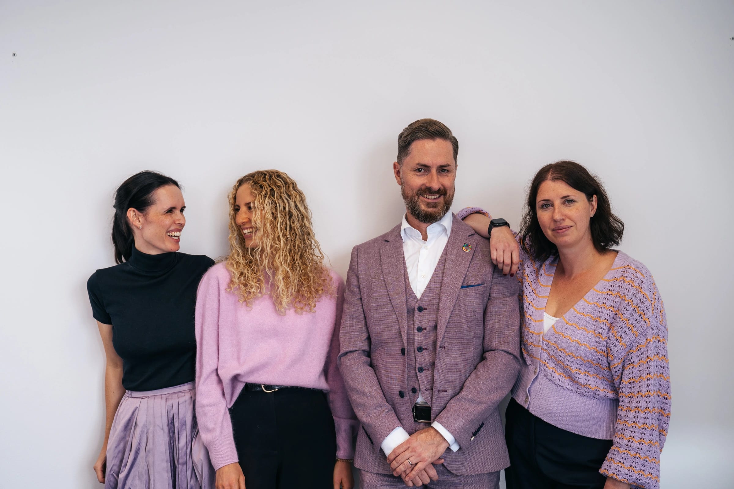 Anthea Wagner und Jessica Ryan-Tietz stehen links, sehen sich an und lachen. Rainer Karcher und Stefanie Karcher stehen rechts und blicken in die Kamera.