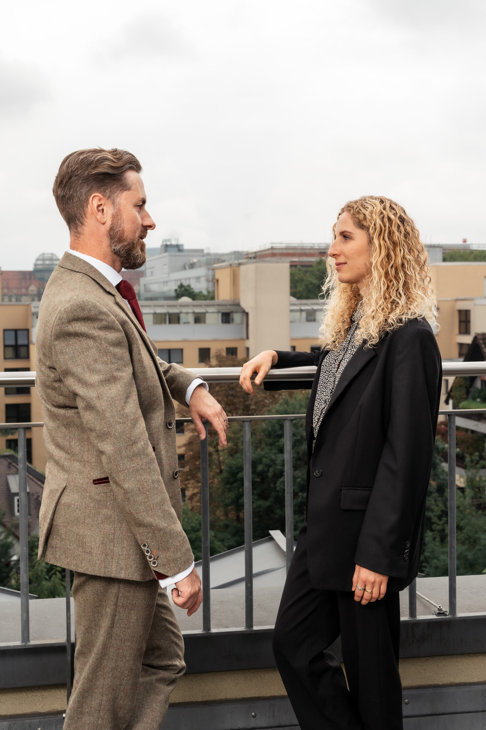 Rainer Karcher und Anthea Wagner stehen an einem Geländer