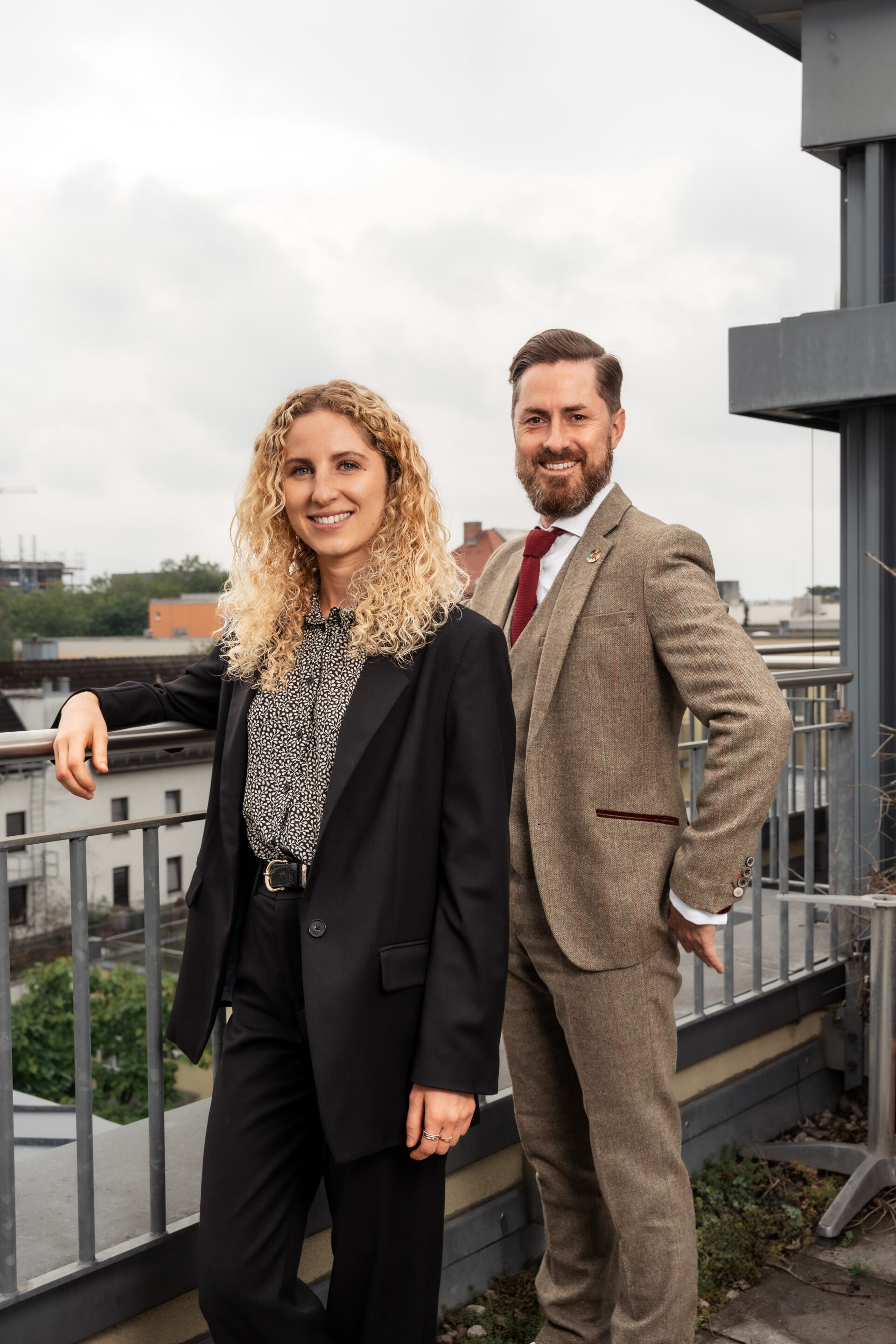 Rainer Karcher steht in einem Büro und schaut in die Kamera