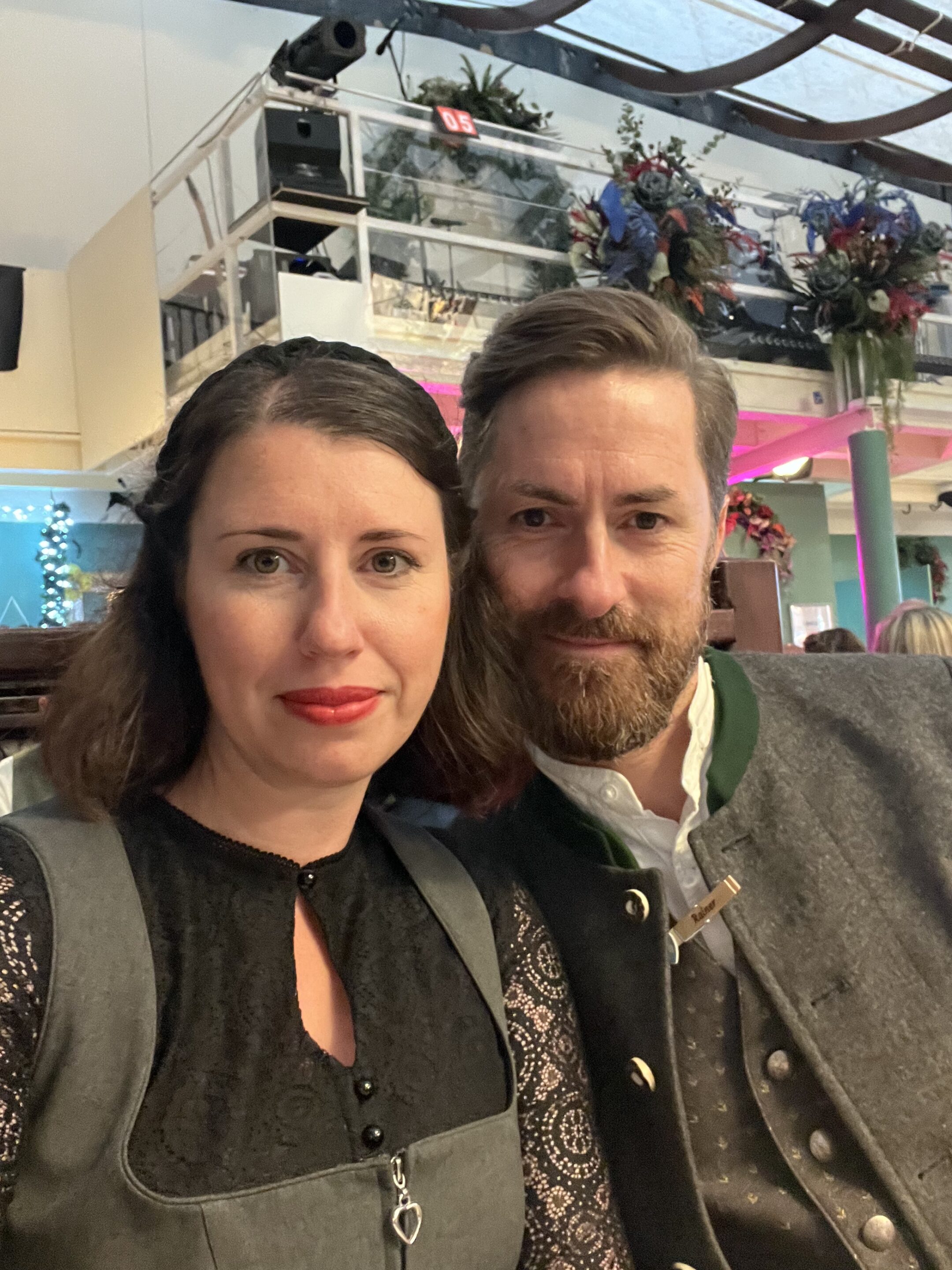 Porträtaufnahme von Stefanie Karcher in bayrischer Tracht neben Rainer Karcher