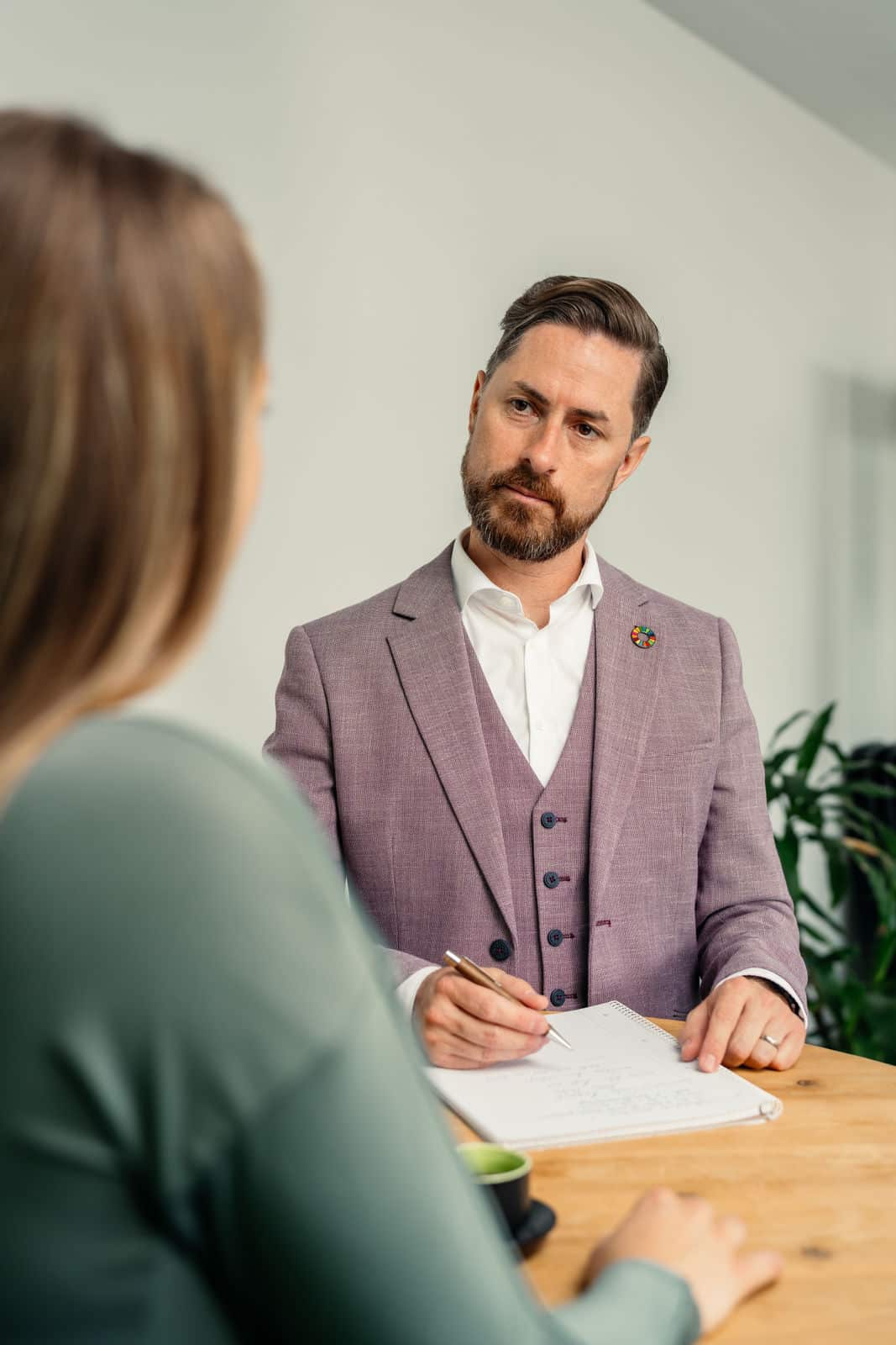 Rainer Karcher in a consultation with a customer